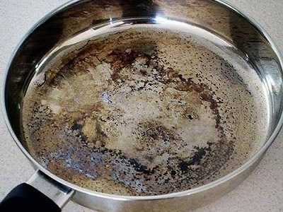 Nettoyer facilement une poêle brulée